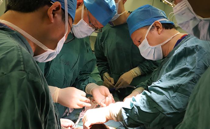 女子脸部长10公斤巨瘤垂至胸口，被上海医生十小时手术切除