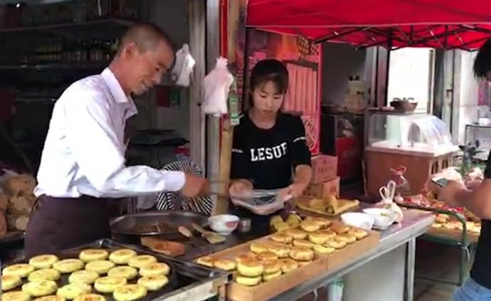 女孩隨父烤手工月餅11年：五仁最好賣