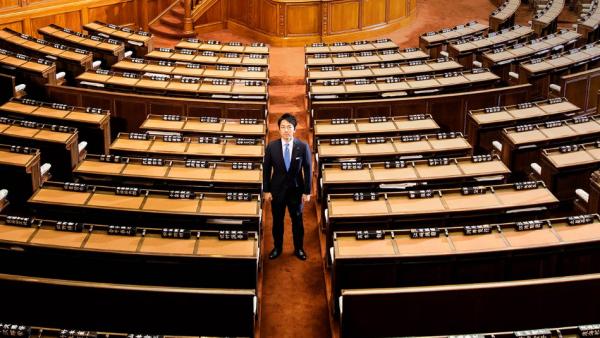 日本内阁改组：38岁“官四代”首次入阁