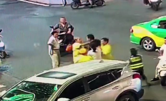 南昌两名环卫工阻止违法贴小广告被打，警方：打人男子已行拘