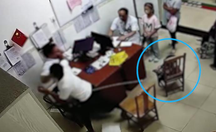 男子發飆用板凳砸急診醫生,孩子目睹全程