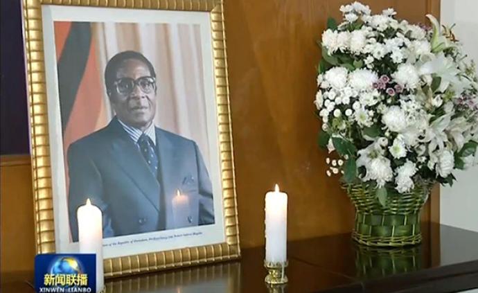 王岐山前往津巴布韦驻华使馆吊唁穆加贝逝世