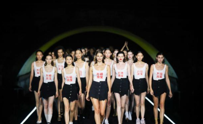 千年断桥上演时装秀，杭州又多一张新名片
