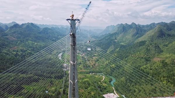 平塘特大桥：332米，全球最高混凝土桥塔