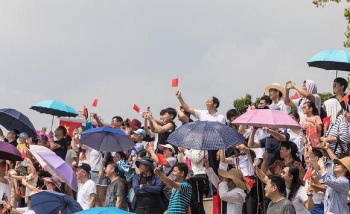 中秋假期第一天，钱塘江现巨幅国旗，比观潮更吸睛