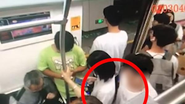 男子乘地铁偷摸臀部猥亵女子，被行拘