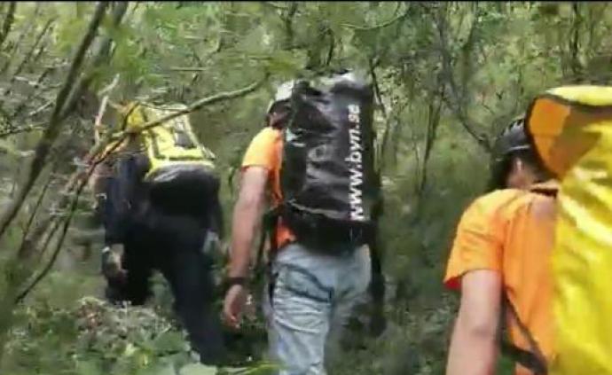 河南嵩山两游客坠崖，省应急救援协会已派10人展开营救