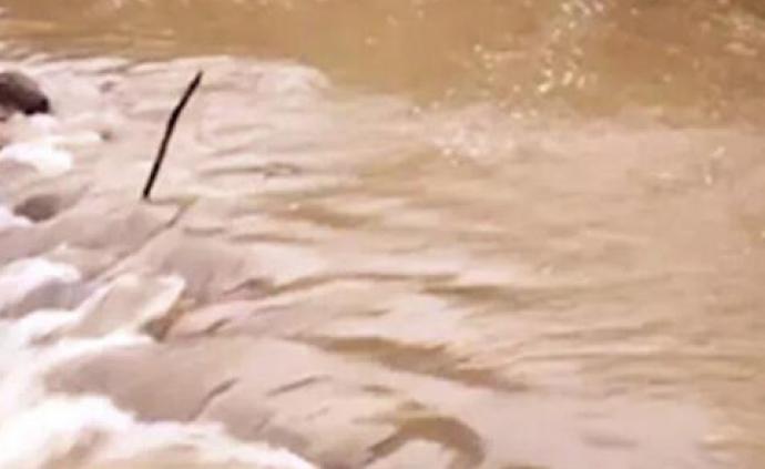 四川巴中一汽车被山洪卷入河中致6人遇难，当地仍有强降雨