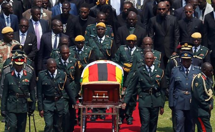 津巴布韦前总统穆加贝国葬：数万人送行