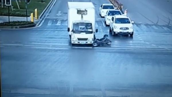 骑车闯红灯未戴头盔，货车保险杠救他一命