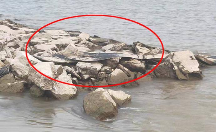 “三峡水怪”近照来了：挂在池州一码头石堆上，疑似黑塑料布