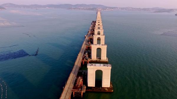 这座桥让汽车与动车一同跨越大海