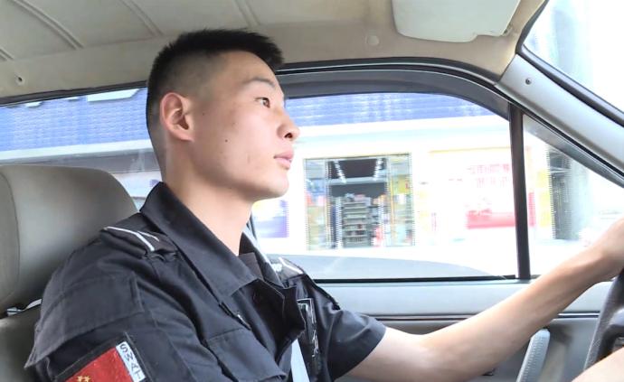 警车秒变救护车，老人获救病床上写感谢信