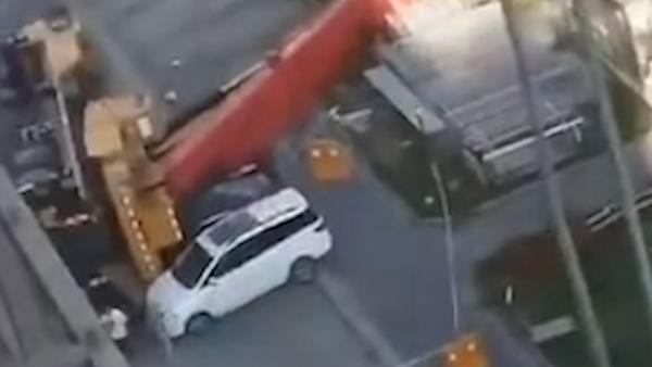 上海一吊车小区内倾倒，砸毁3辆私家车