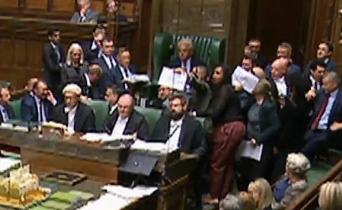 阻拦议长、抵制仪式、合唱《欢乐颂》：英国议会在混乱中休会