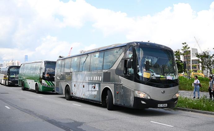 香港60辆旅游巴士慢驶游行发声：即将失业，请社会恢复平静