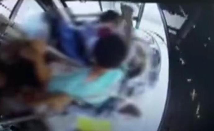 南京警方：“捶公交司机32拳”男子持精神残疾证，送医鉴定