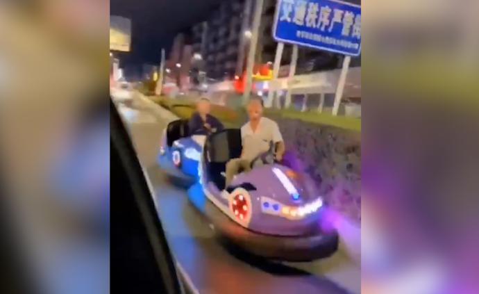 童心未泯？兩男子開碰碰車上路互遞香煙