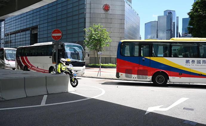 视频｜香港60辆旅游巴士慢驶游行发声：请社会恢复平静