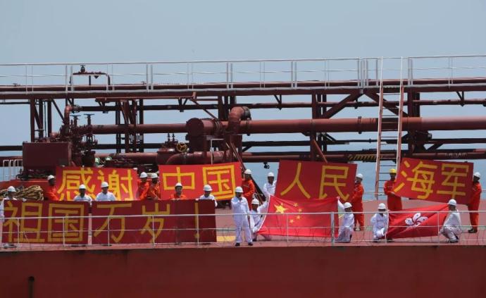 亚丁湾海域，香港被护商船船员打横幅感谢海军祝福祖国