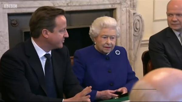 卡梅伦自曝曾求女王干预公投，王室不满