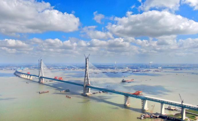 沪通大桥主跨顺利合龙，预计明年通车