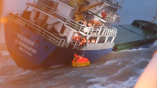 蒙古货船触礁倾斜，东海救助局紧急救援