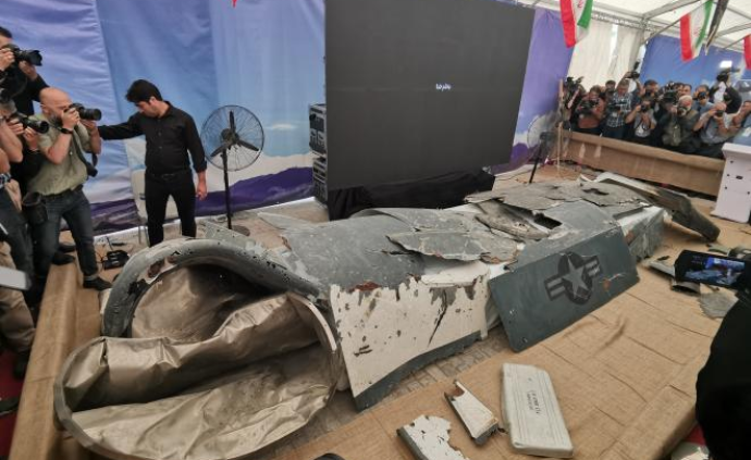 伊朗展出被其击落的美国“全球鹰”无人机残骸