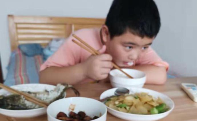 河南辉县“增肥救父”的10岁男孩： 术后饭量减了三分之二