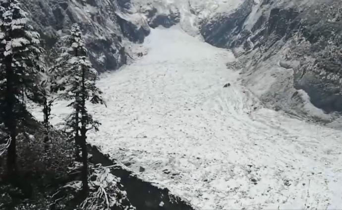 入秋初雪，四川海螺沟景区银装素裹