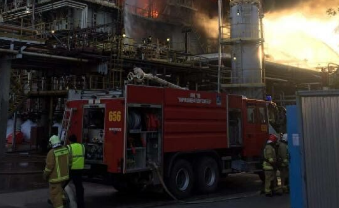 俄罗斯列宁格勒州一炼油厂起火，火灾面积90平方米