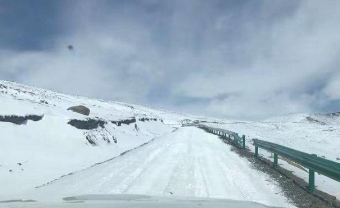 四川甘孜州境内国道318线折多山大雪：已实行交通管制