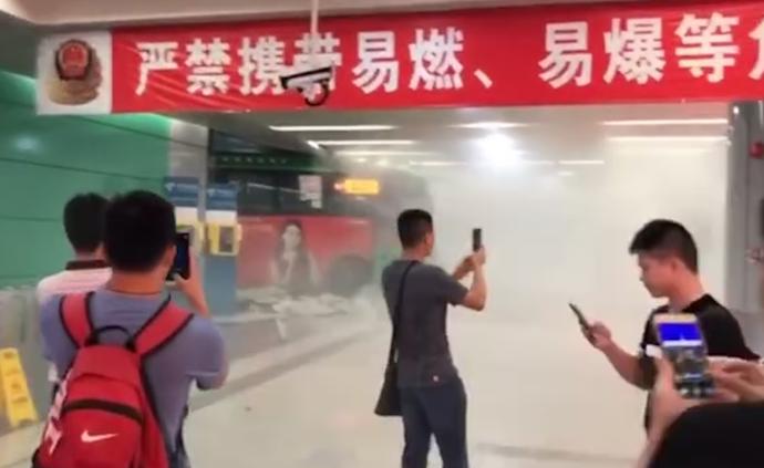 深圳北站一公交失控穿墙，警方：无酒驾
