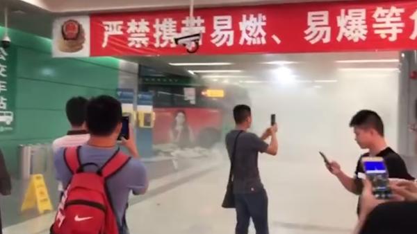 深圳北站一公交失控穿墙，警方：无酒驾