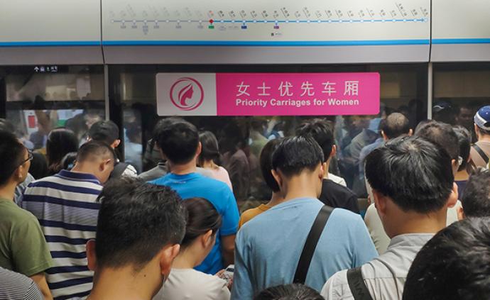 深圳地铁“女士优先车厢”被指形同虚设，市民看法不一