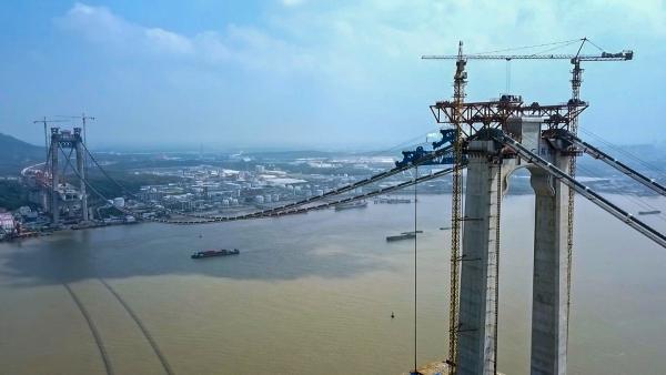 航拍：世界首座超千米级公铁两用悬索桥
