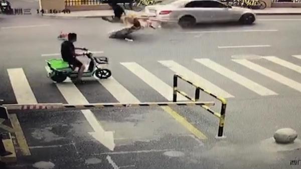 杭州一奔驰车连撞两电动车，三人受伤