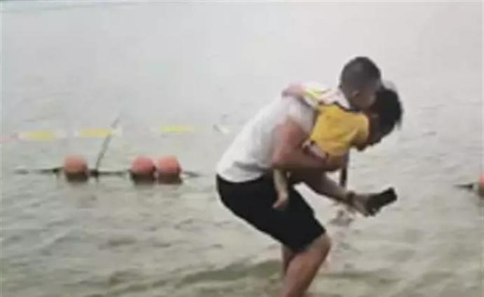 遛娃时发现有人轻生，33岁湖北特警奶爸抱着儿子跳水救人