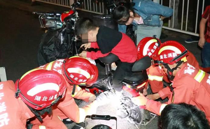 宜昌6岁男童脚卡电动车哭叫，消防员让玩“吃鸡”分散注意力