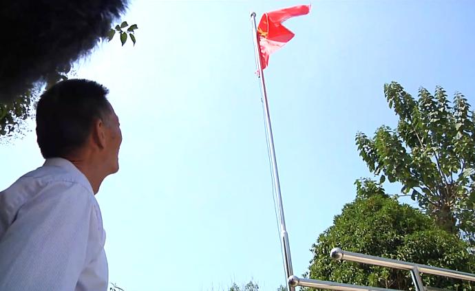 74岁老人自家小院升国旗，十年未间断