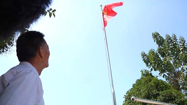 74岁老人自家小院升国旗，十年未间断