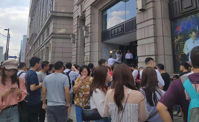 周杰伦MV奶茶店在沪开业：有人昨晚来排队，黄牛卖三百一杯