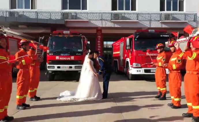消防员警营办婚礼，新娘：他到哪我去哪