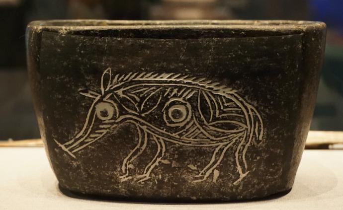 从河姆渡的猪纹陶钵开始，首博全景呈现古越文明