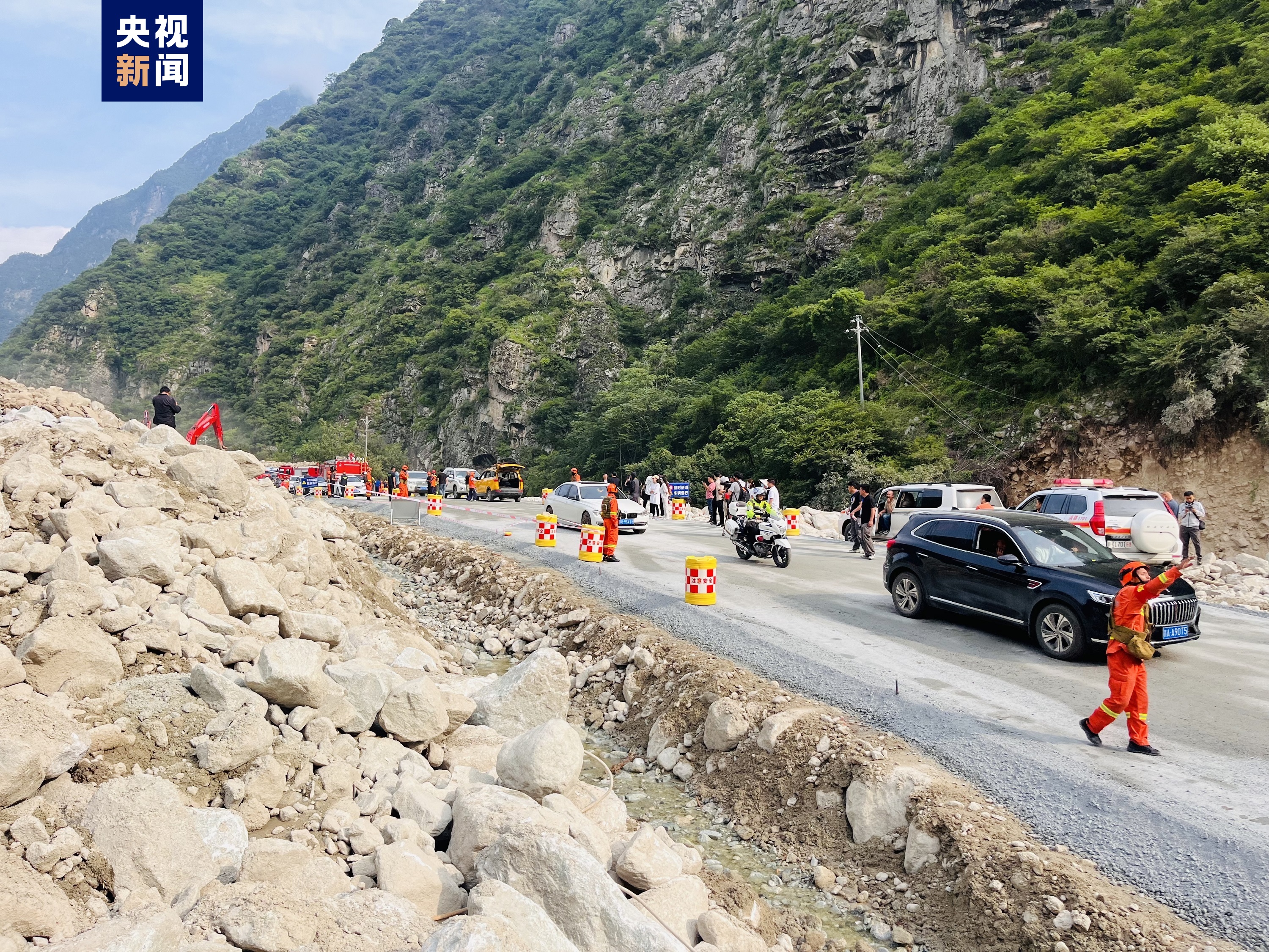 四川康定被泥石流阻断318国道今日上午恢复通车