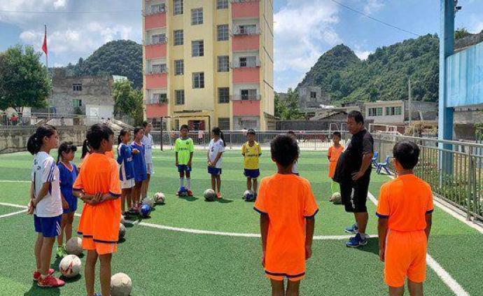 贵州毕节大方县一所山区村小的足球教育试验
