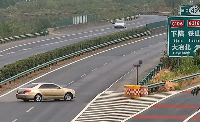 两次走错路司机高速上倒车，车辆全避让