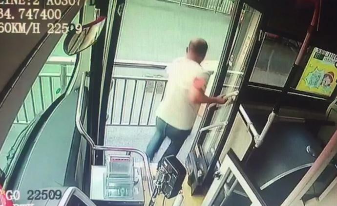 老人乘电梯连摔7个跟头，司机冲刺施救