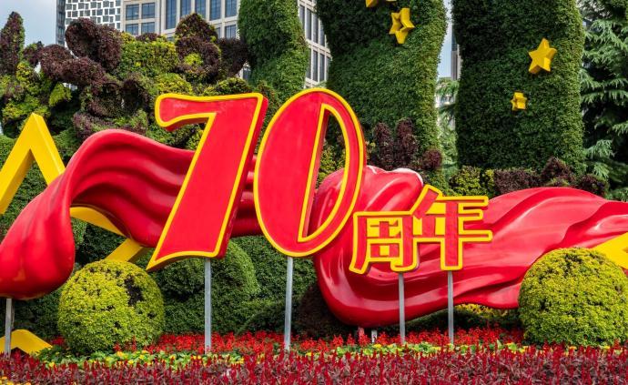 国庆节当天，上海警用直升机将悬挂国旗在黄浦江上空巡展飞行