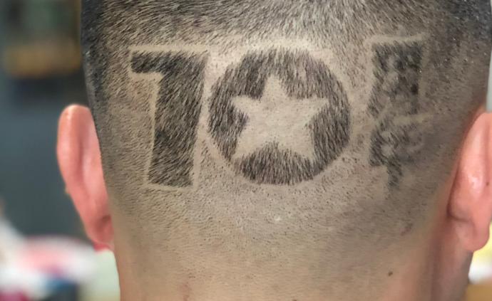 理发师在顾客头上雕“70”字样致敬祖国